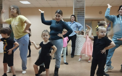 В Ижевске семьи дорожного клуба «Горьковский» станцевали «Кач-Кач» на мастер-классе