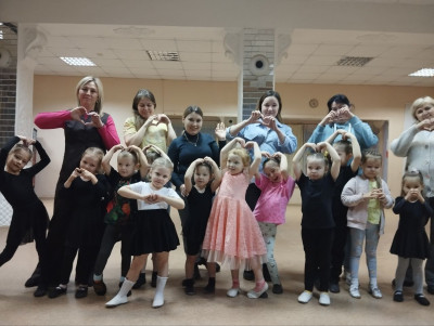 В Ижевске семьи дорожного клуба «Горьковский» станцевали «Кач-Кач» на мастер-классе