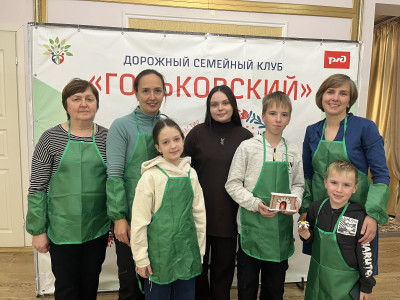 Волшебство своими руками: в семейном клубе &laquo;Горьковский&raquo; создали новогоднее настроение