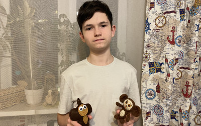 Талисман для защитников Отечества своими руками от всего сердца — мастер-класс по шитью Чебурашки в Свердловском семейном клубе.