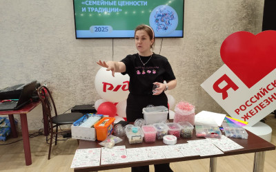 Сегодня в Комсомольском  &laquo;Дорожном семейном клубе&raquo; состоялся чудесный мастер-класс по созданию новогодних шаров! 