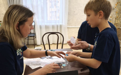 Сегодня в Комсомольском  &laquo;Дорожном семейном клубе&raquo; состоялся чудесный мастер-класс по созданию новогодних шаров! 