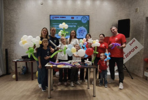 В Комсомольском  «Дорожном семейном клубе» прошел увлекательный мастер-класс по изготовлению цветов из шаров для моделирования! 