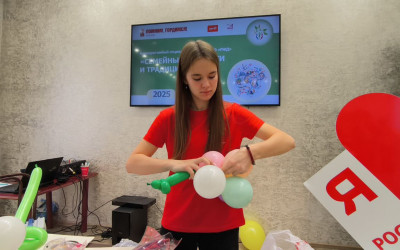 В Комсомольском  «Дорожном семейном клубе» прошел увлекательный мастер-класс по изготовлению цветов из шаров для моделирования! 