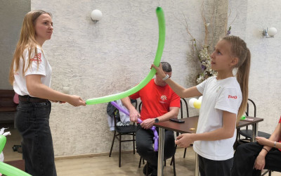 В Комсомольском  «Дорожном семейном клубе» прошел увлекательный мастер-класс по изготовлению цветов из шаров для моделирования! 