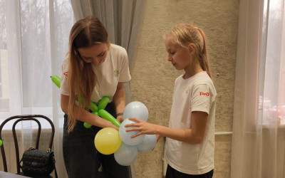 В Комсомольском  «Дорожном семейном клубе» прошел увлекательный мастер-класс по изготовлению цветов из шаров для моделирования! 