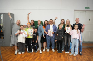 Этот мастер-класс доказал: чтобы прикоснуться к истории, не обязательно идти в музей. Иногда достаточно взять кисть, собраться за одним столом и захотеть рассказать миру свою уникальную историю. Владивостокский ДСК