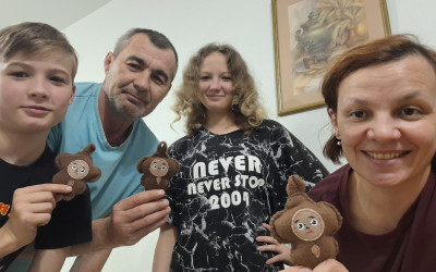 Талисман для защитников Отечества своими руками от всего сердца — мастер-класс по шитью Чебурашки в Свердловском семейном клубе.