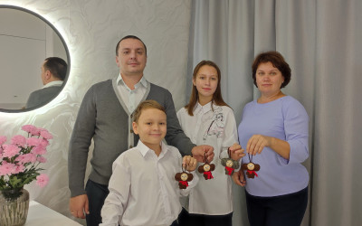 Талисман для защитников Отечества своими руками от всего сердца — мастер-класс по шитью Чебурашки в Свердловском семейном клубе.