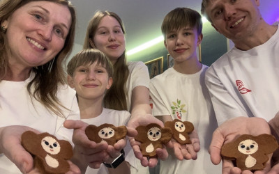 Талисман для защитников Отечества своими руками от всего сердца — мастер-класс по шитью Чебурашки в Свердловском семейном клубе.