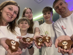 Талисман для защитников Отечества своими руками от всего сердца — мастер-класс по шитью Чебурашки в Свердловском семейном клубе.