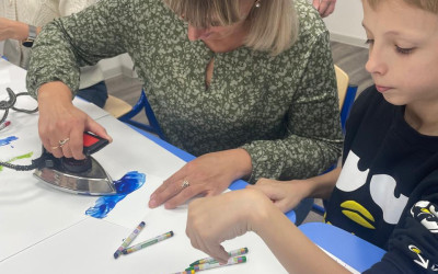 В семейном клубе Приволжской детской железной дороги состоялся необычный и очень «теплый» мастер-класс по энкаустике — искусству рисования расплавленным воском с помощью утюга.