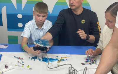 В семейном клубе Приволжской детской железной дороги состоялся необычный и очень «теплый» мастер-класс по энкаустике — искусству рисования расплавленным воском с помощью утюга.