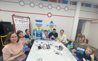 В семейном клубе Приволжской детской железной дороги состоялся необычный и очень «теплый» мастер-класс по энкаустике — искусству рисования расплавленным воском с помощью утюга.