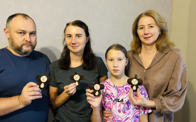 Талисман для защитников Отечества своими руками от всего сердца — мастер-класс по шитью Чебурашки в Свердловском семейном клубе.