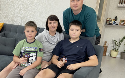 Талисман для защитников Отечества своими руками от всего сердца — мастер-класс по шитью Чебурашки в Свердловском семейном клубе.