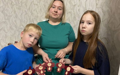 Талисман для защитников Отечества своими руками от всего сердца — мастер-класс по шитью Чебурашки в Свердловском семейном клубе.