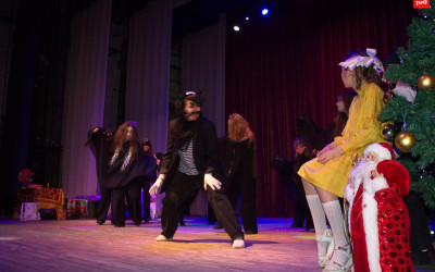 В ДКЖ г. Тюмени для семей железнодорожников состоялся Музыкальный спектакль &laquo;Новогодние приключения Маши и Вити&raquo;.