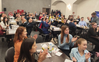 Три семьи дорожного семейного клуба объединились для участия в благотворительном квизе