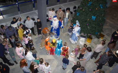 В ДКЖ г. Тюмени для семей железнодорожников состоялся Музыкальный спектакль &laquo;Новогодние приключения Маши и Вити&raquo;.