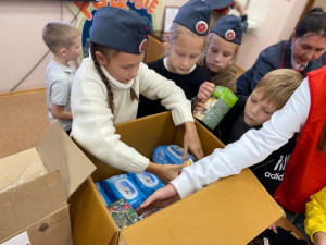 «Добро в каждом деле»: В дорожном семейном клубе «Горьковский» прошел мастер-класс по сбору гуманитарной помощи для бойцов СВО