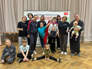 Спорт объединяет: мастер-класс по гимнастике для всей семьи прошел в дорожном семейном клубе 