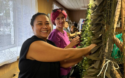 Семьи Южно-Сахалинского ДСК приняли участие в мастер-классе «Добро своими руками» по изготовлению маскировочных сетей для нужд специальных операций.