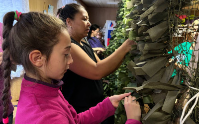 Семьи Южно-Сахалинского ДСК приняли участие в мастер-классе «Добро своими руками» по изготовлению маскировочных сетей для нужд специальных операций.