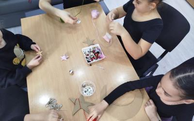 Семьи Тындинского ДСК погрузились в творческий процесс и провели время в приятной обстановке. 