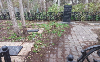 "Дорожный семейный клуб" Южно-Сахалинска совместно с волонтерами острова провел масштабную акцию по благоустройству мест погребения ветеранов Великой Отечественной войны и солдат специальной военной операции. 