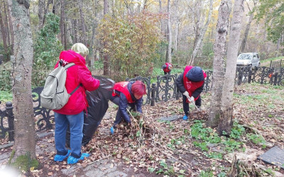 "Дорожный семейный клуб" Южно-Сахалинска совместно с волонтерами острова провел масштабную акцию по благоустройству мест погребения ветеранов Великой Отечественной войны и солдат специальной военной операции. 
