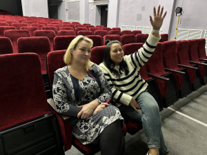 Семьи работников Южно-Сахалинского ДСК окунулись в атмосферу теплой семейной гостиной, где прошло знакомство с богатой историей отрасли.