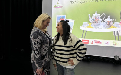 Семьи работников Южно-Сахалинского ДСК окунулись в атмосферу теплой семейной гостиной, где прошло знакомство с богатой историей отрасли.