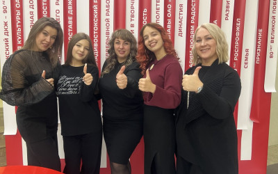 На Дальнем Востоке семья железнодорожников — одна большая семья! И когда Владивостокскому  Дворцу культуры железнодорожников исполнилось 90 лет, семьи Дальневосточной железной дороги из разных городов спешили поздравить любимый дворец с юбилеем. 