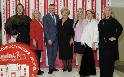 На Дальнем Востоке семья железнодорожников — одна большая семья! И когда Владивостокскому  Дворцу культуры железнодорожников исполнилось 90 лет, семьи Дальневосточной железной дороги из разных городов спешили поздравить любимый дворец с юбилеем. 