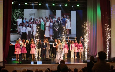 На Дальнем Востоке семья железнодорожников — одна большая семья! И когда Владивостокскому  Дворцу культуры железнодорожников исполнилось 90 лет, семьи Дальневосточной железной дороги из разных городов спешили поздравить любимый дворец с юбилеем. 