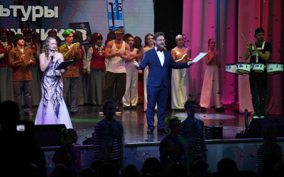 На Дальнем Востоке семья железнодорожников — одна большая семья! И когда Владивостокскому  Дворцу культуры железнодорожников исполнилось 90 лет, семьи Дальневосточной железной дороги из разных городов спешили поздравить любимый дворец с юбилеем. 