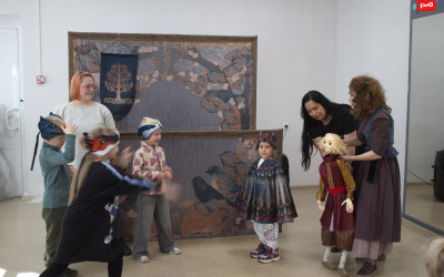 В рамках интерактивного проекта "Сказка в дом" во ДКЖ г. Тюмени для семей железнодорожников представлена театральная лаборатория "Лети, деревянная птица!"