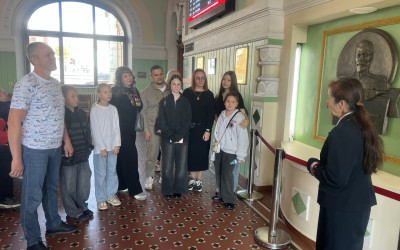 Семьи работников Дальневосточной железной дороги посетили уникальную экскурсию по Владивостокскому железнодорожному вокзалу.