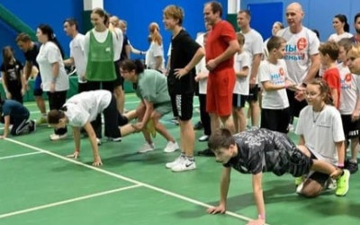 «Мама, папа, я — одна команда»: яркий пример семейного сплочения на спортивном празднике!